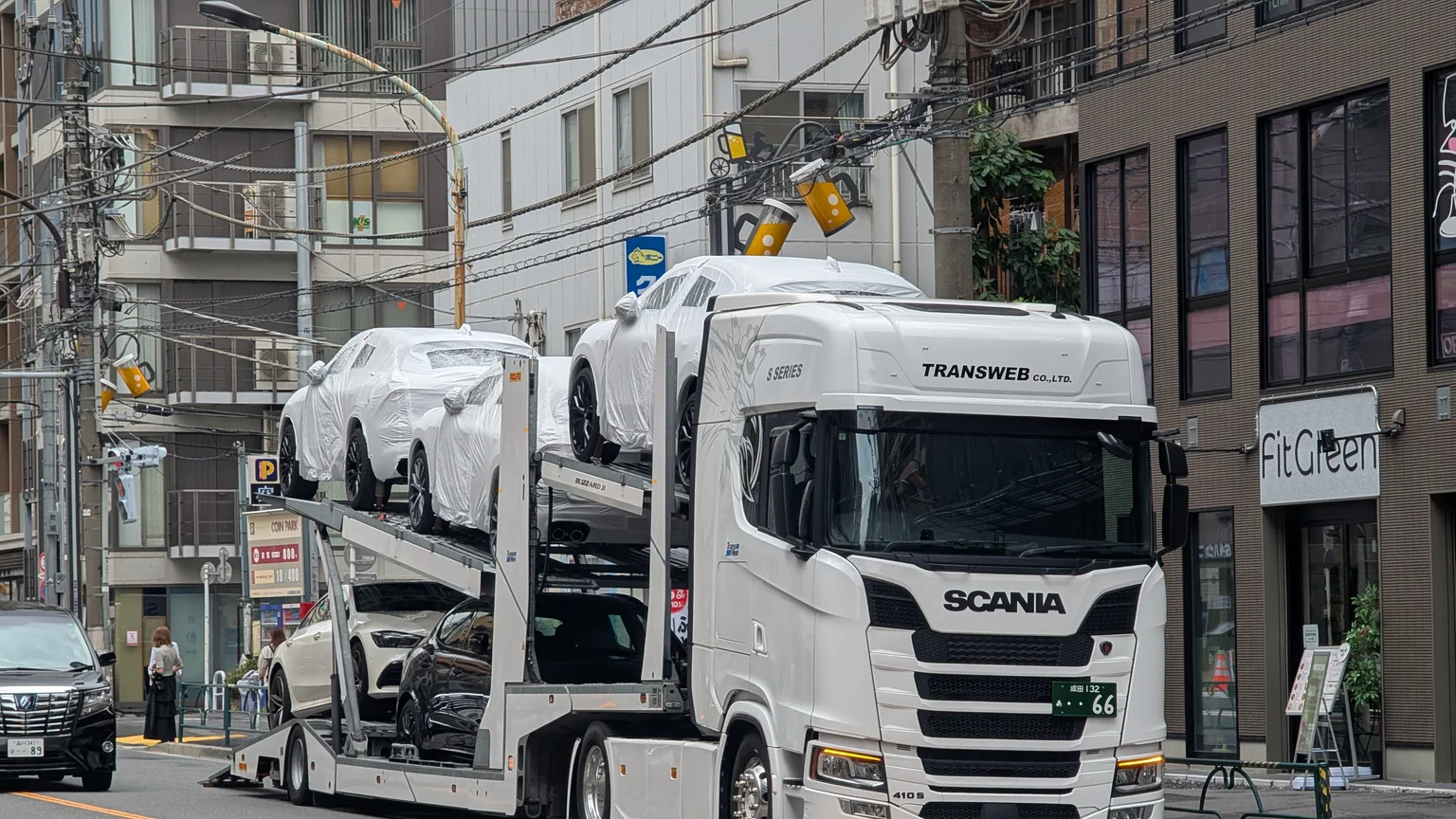Kamion za prijevoz automobila u Tokiju; tematska fotografija, ne prikazuje uvoz na granici BiH.